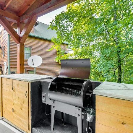 Fabulous Pet-Friendly, Family Cabin With Outdoor Kitchen, Hot Tub, Sauna, Fireplace, Theater Room, Arcade, Pool Table, And Fire Pit Within Minuties Of Dollywood Sevierville Extérieur photo
