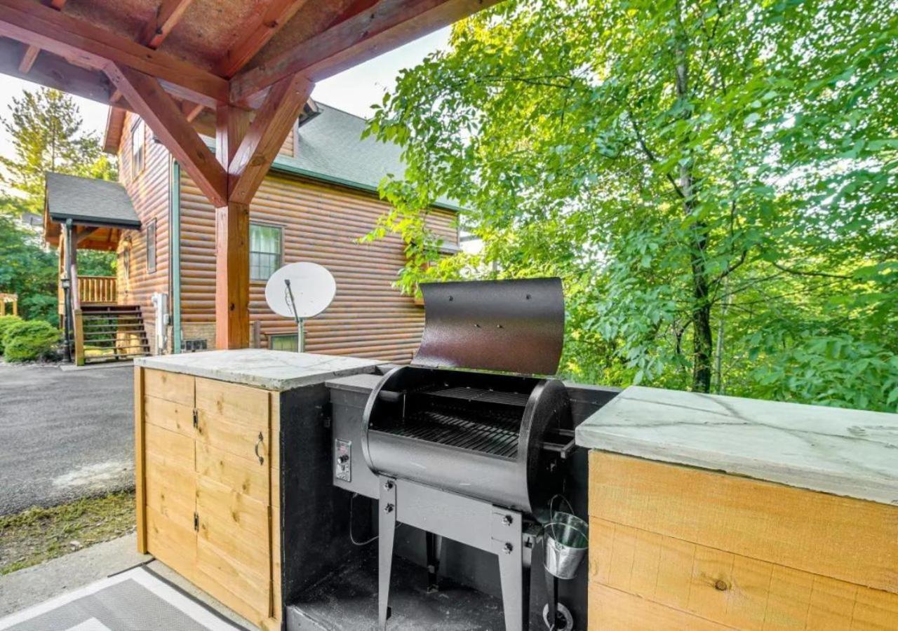 Fabulous Pet-Friendly, Family Cabin With Outdoor Kitchen, Hot Tub, Sauna, Fireplace, Theater Room, Arcade, Pool Table, And Fire Pit Within Minuties Of Dollywood Sevierville Extérieur photo