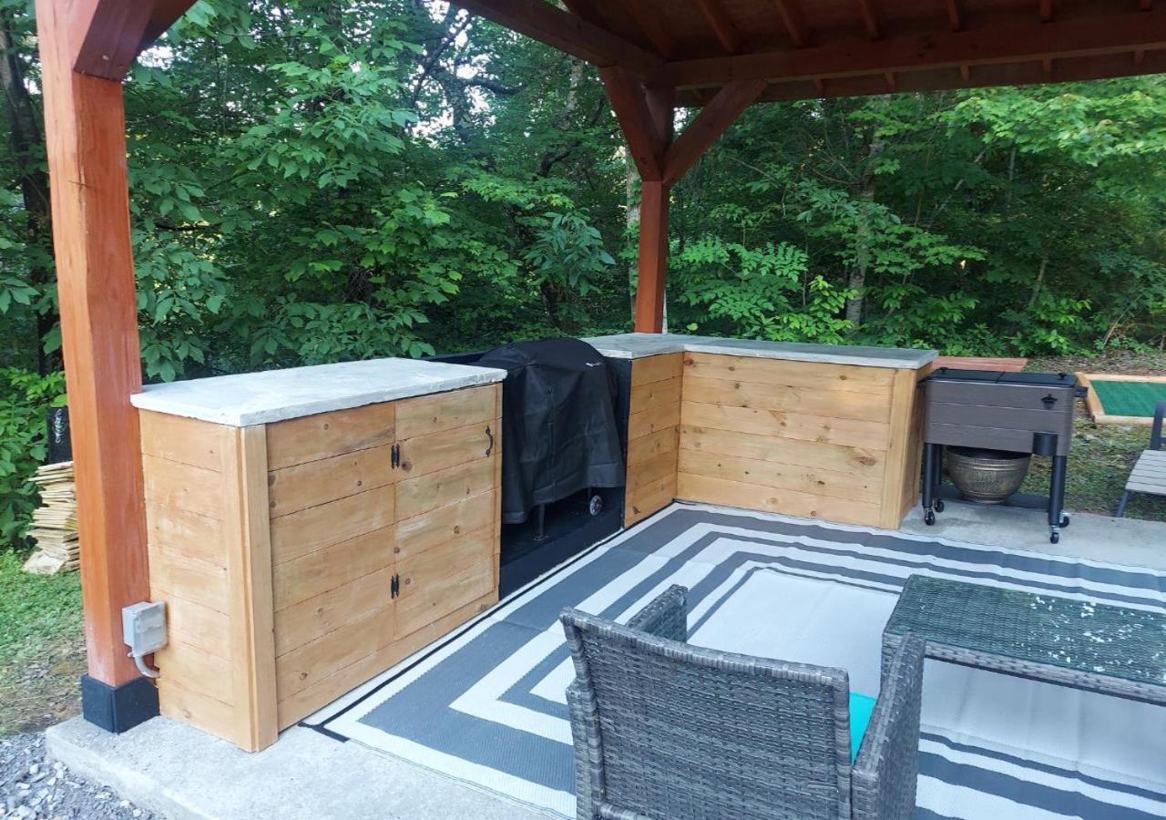 Fabulous Pet-Friendly, Family Cabin With Outdoor Kitchen, Hot Tub, Sauna, Fireplace, Theater Room, Arcade, Pool Table, And Fire Pit Within Minuties Of Dollywood Sevierville Extérieur photo