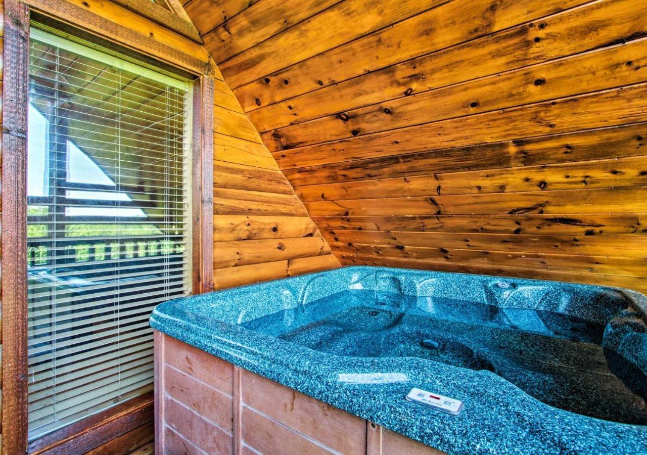 Fabulous Pet-Friendly, Family Cabin With Outdoor Kitchen, Hot Tub, Sauna, Fireplace, Theater Room, Arcade, Pool Table, And Fire Pit Within Minuties Of Dollywood Sevierville Extérieur photo