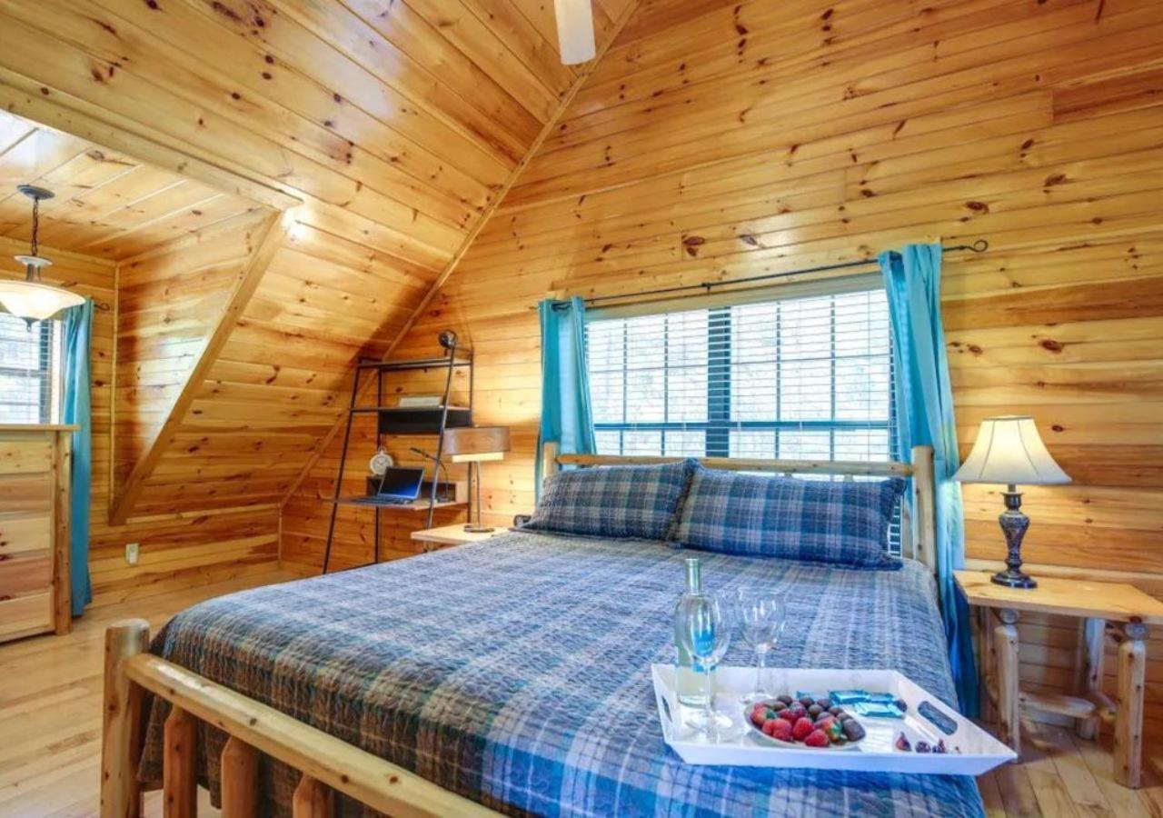 Fabulous Pet-Friendly, Family Cabin With Outdoor Kitchen, Hot Tub, Sauna, Fireplace, Theater Room, Arcade, Pool Table, And Fire Pit Within Minuties Of Dollywood Sevierville Extérieur photo