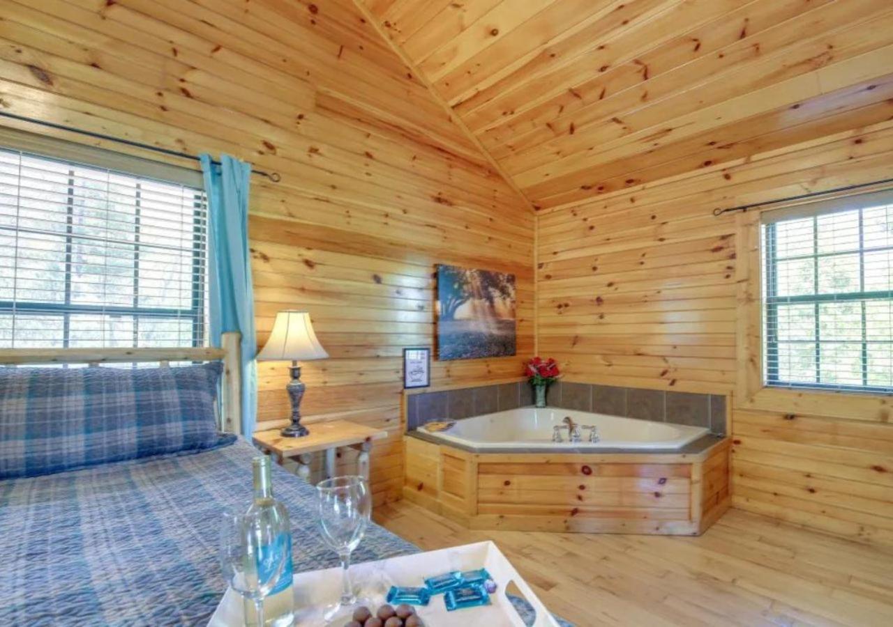 Fabulous Pet-Friendly, Family Cabin With Outdoor Kitchen, Hot Tub, Sauna, Fireplace, Theater Room, Arcade, Pool Table, And Fire Pit Within Minuties Of Dollywood Sevierville Extérieur photo