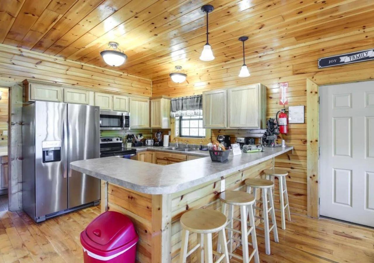 Fabulous Pet-Friendly, Family Cabin With Outdoor Kitchen, Hot Tub, Sauna, Fireplace, Theater Room, Arcade, Pool Table, And Fire Pit Within Minuties Of Dollywood Sevierville Extérieur photo